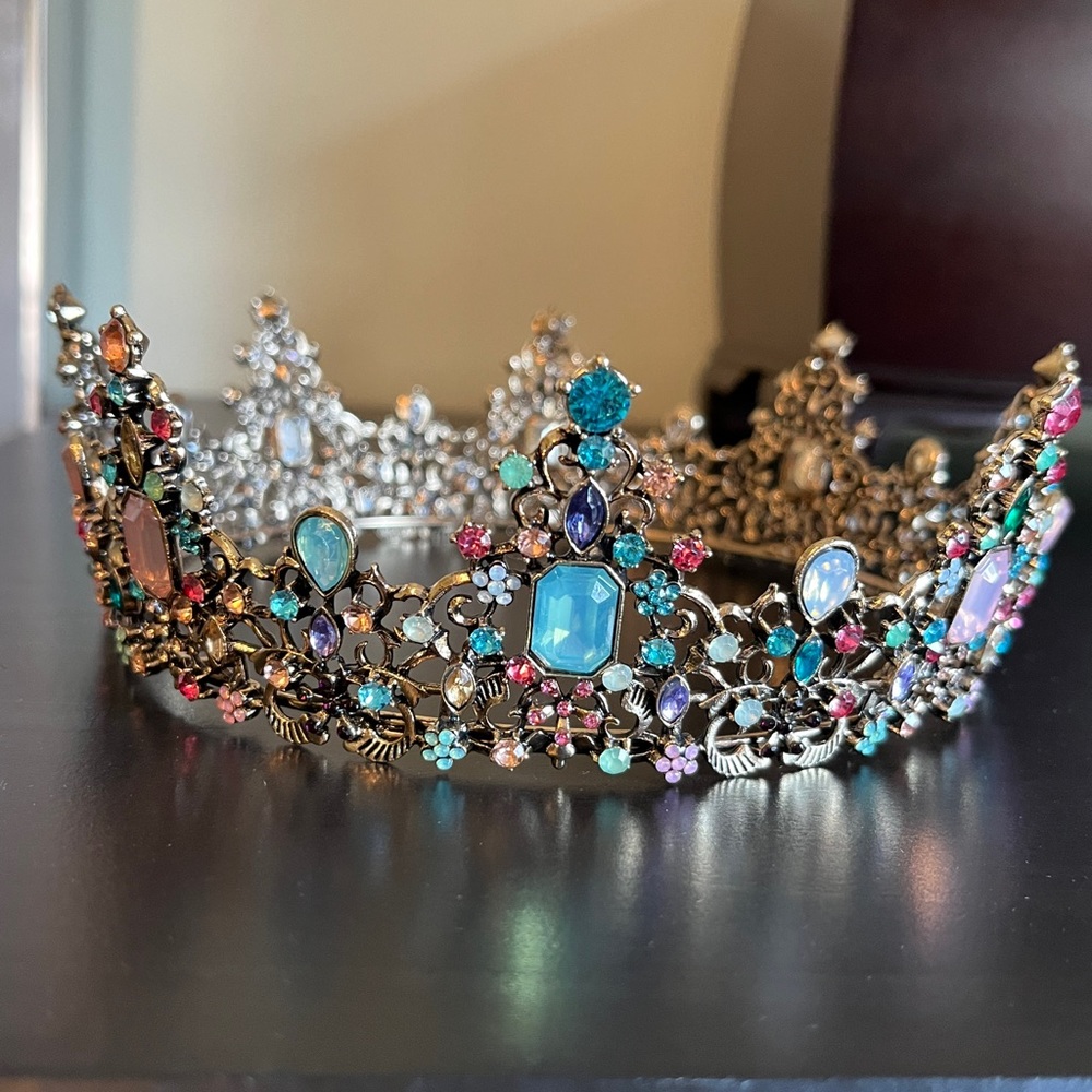 Multicoloured rhinestone crown. New. - Picture 15 of 16